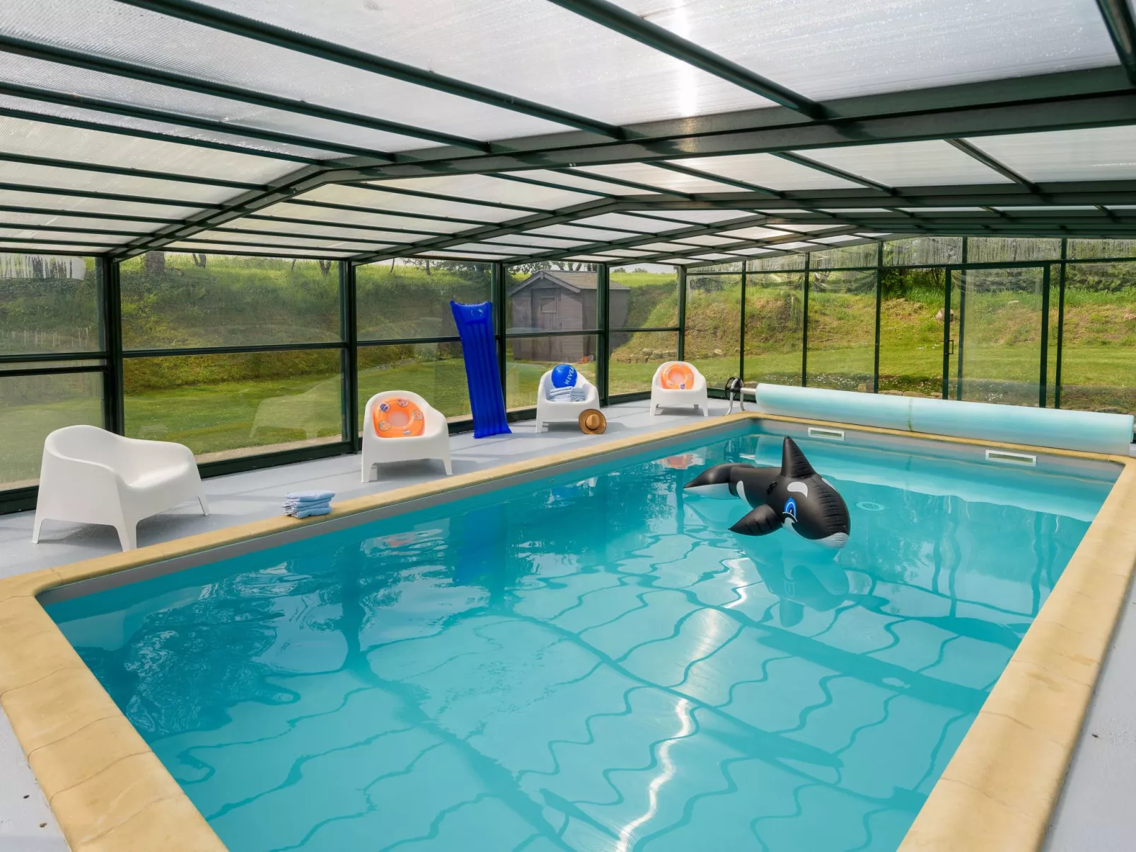 Großes Haus mit überdachtem und beheiztem Swimmingpool-Buiten