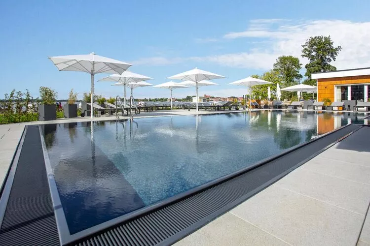 Apartments im MAREMÜRITZ Yachthafen Resort & Spa / Mare Grand Maisonette Suite 3 Erwachsene und 1 Kind 3-15 Jahre-Zwembad