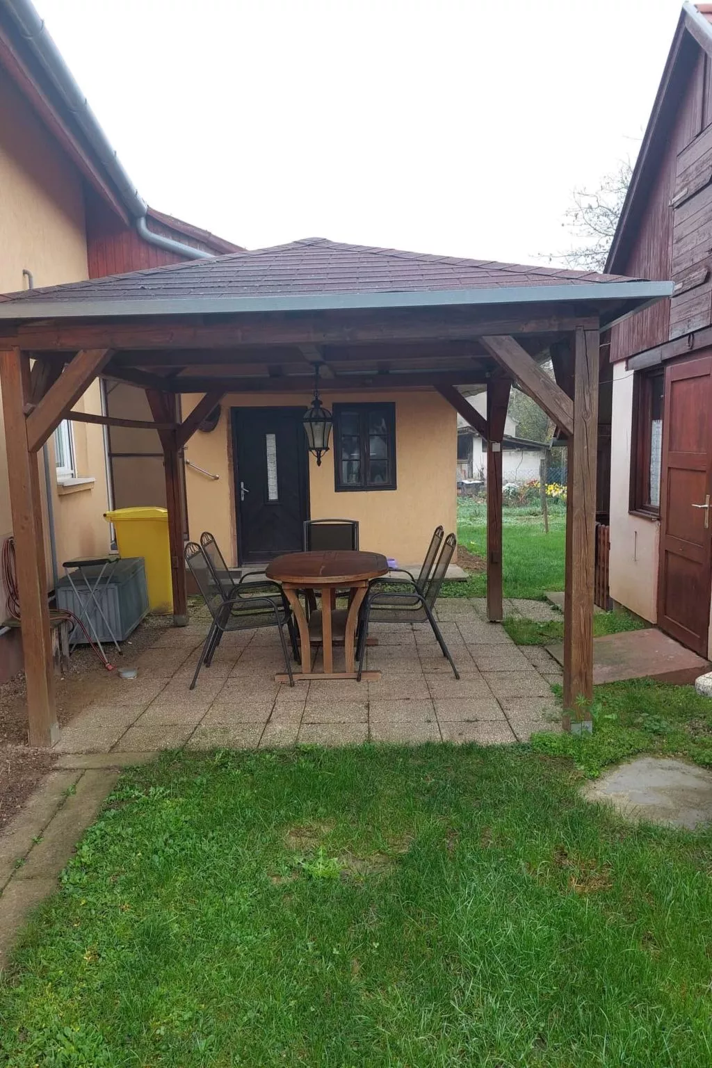 Schönes Ferienhaus mit sehr großem Pool-Buiten