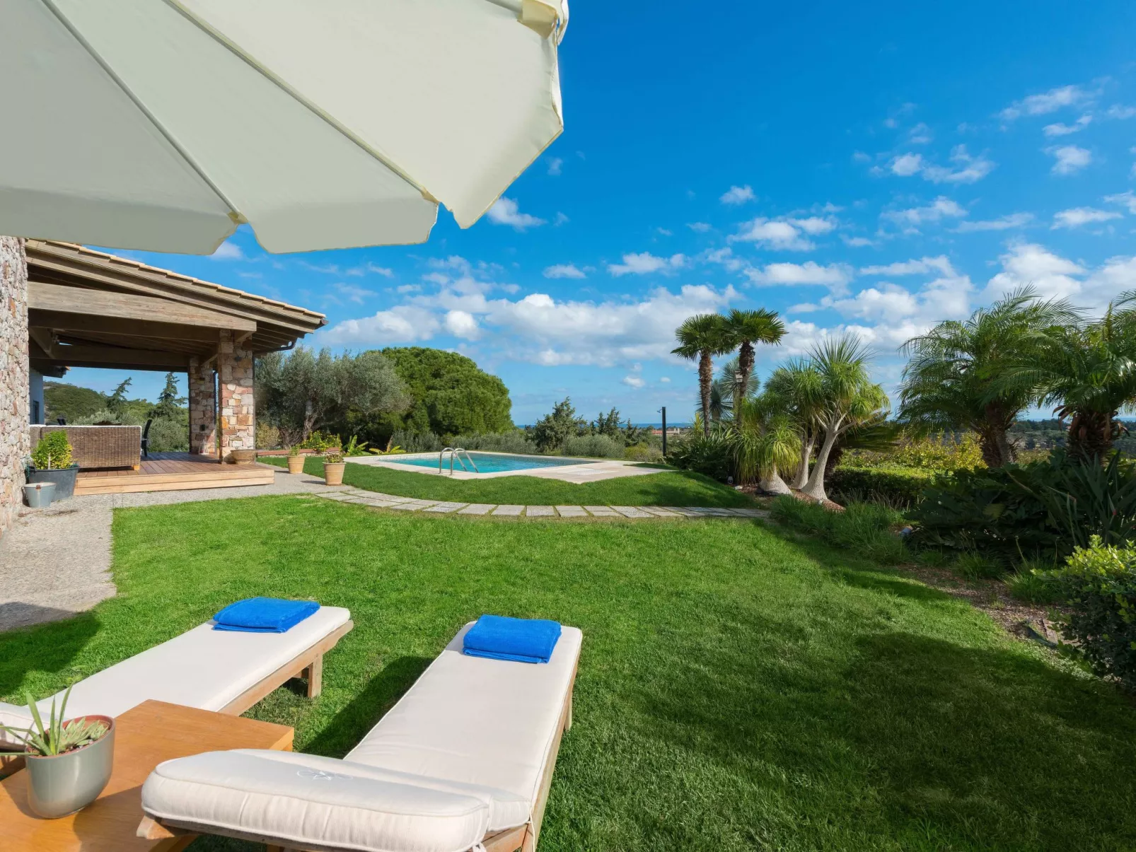 In Sgourou mit Parkplatz, Blick ins Grüne