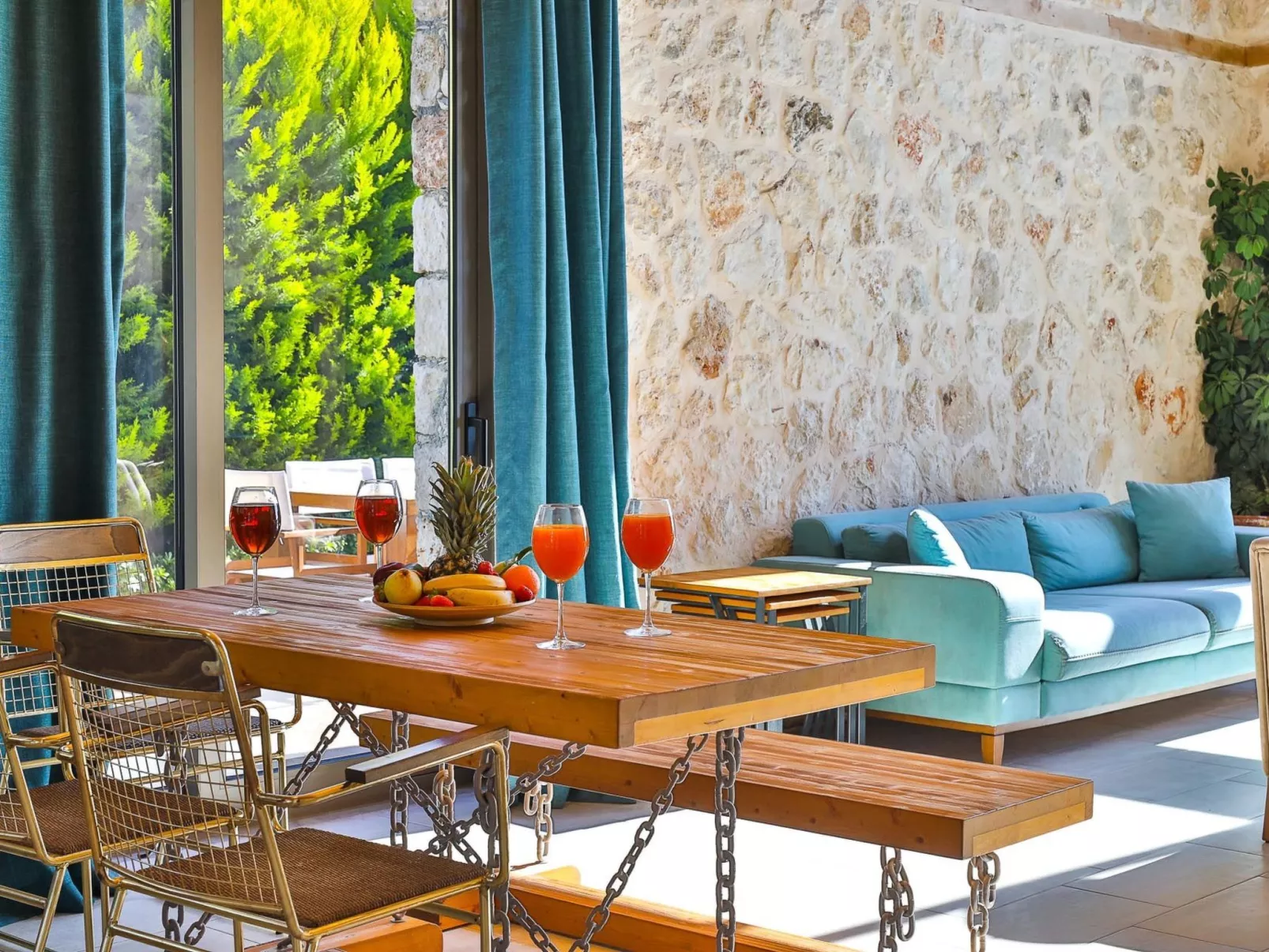 Traditionelles Natursteinhaus mit Sichtschutzpool-Binnen