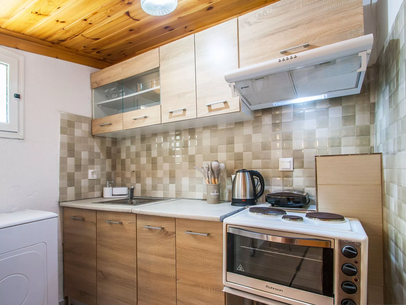 Berge und die ikonische Landebahn des Flughafens Skiathos-Binnen