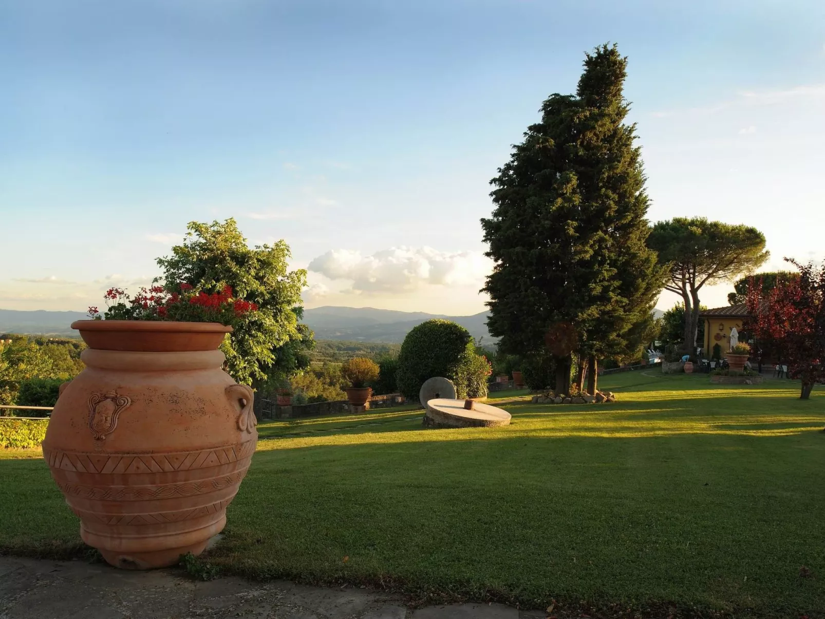 Unterkunft in einer Residenz mit Restaurant und Schwimmbad-Buiten
