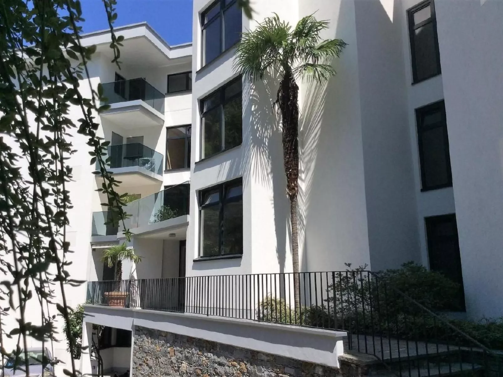 Appartement mit Balkon-Buiten