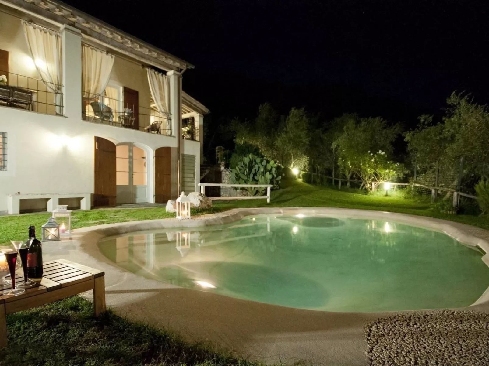 Villa mit Garten, Grill und Terrasse-Buiten