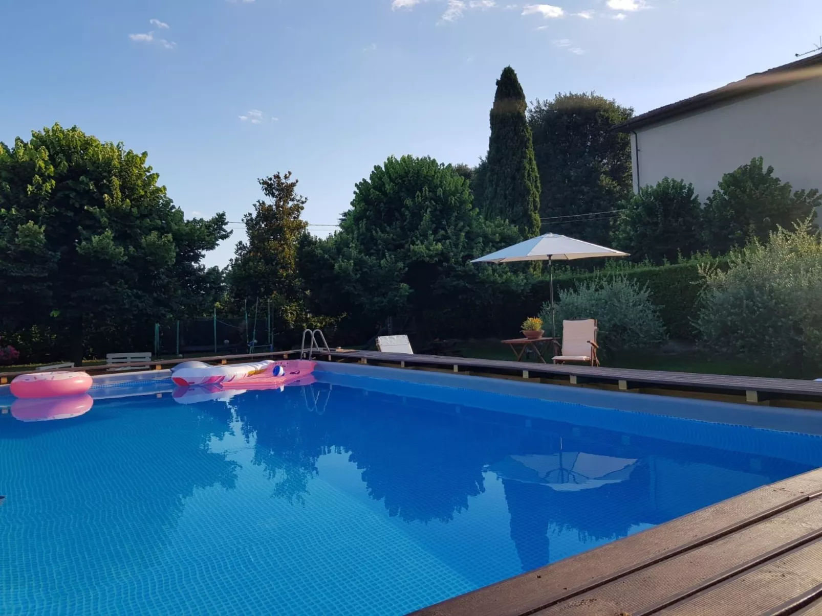 Unterkunft in einer Villa, Schwimmbad und großer Garten-Buiten