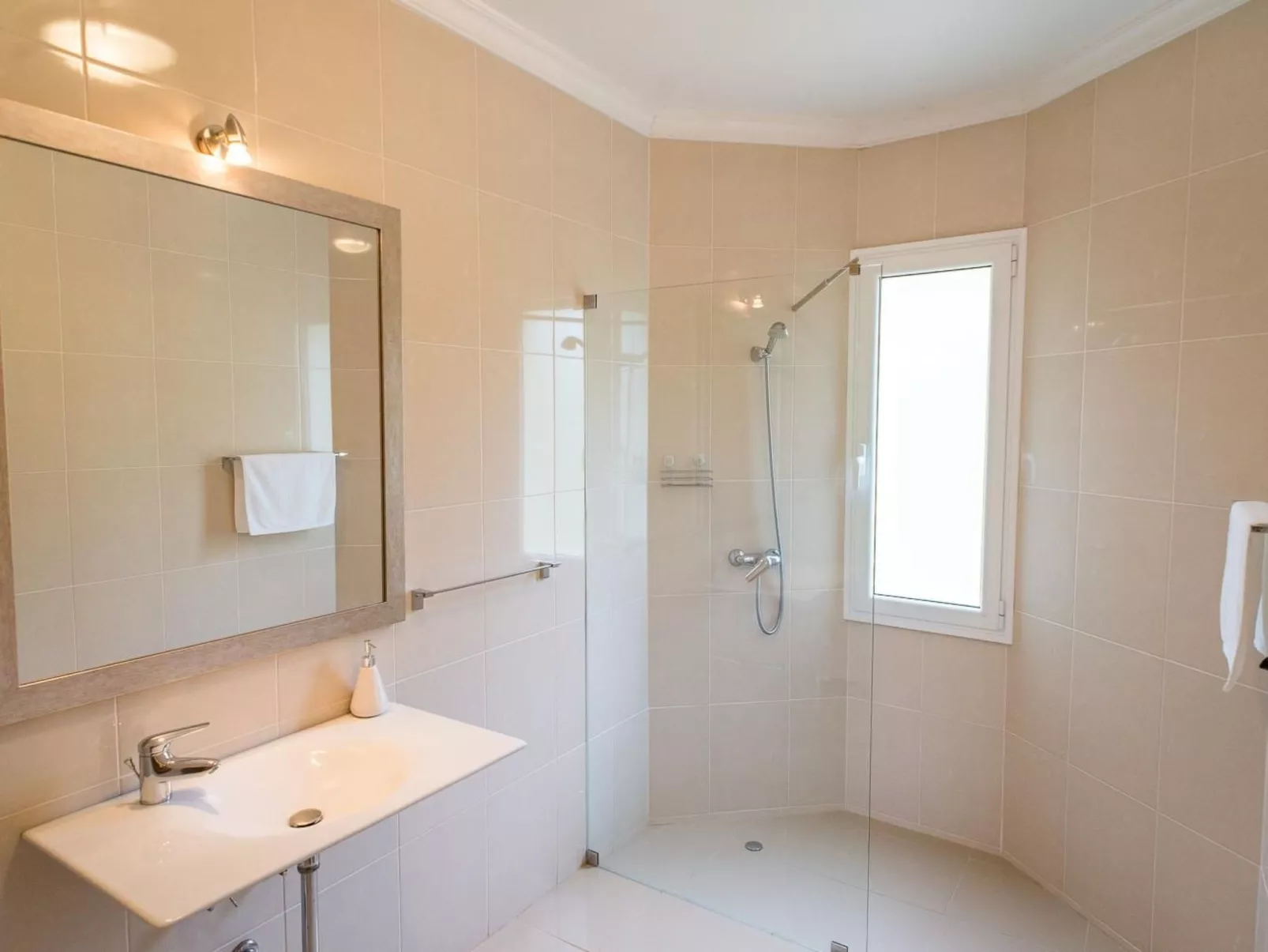 Luxuriöses Escape Village Calheta mit beheiztem Pool-Binnen