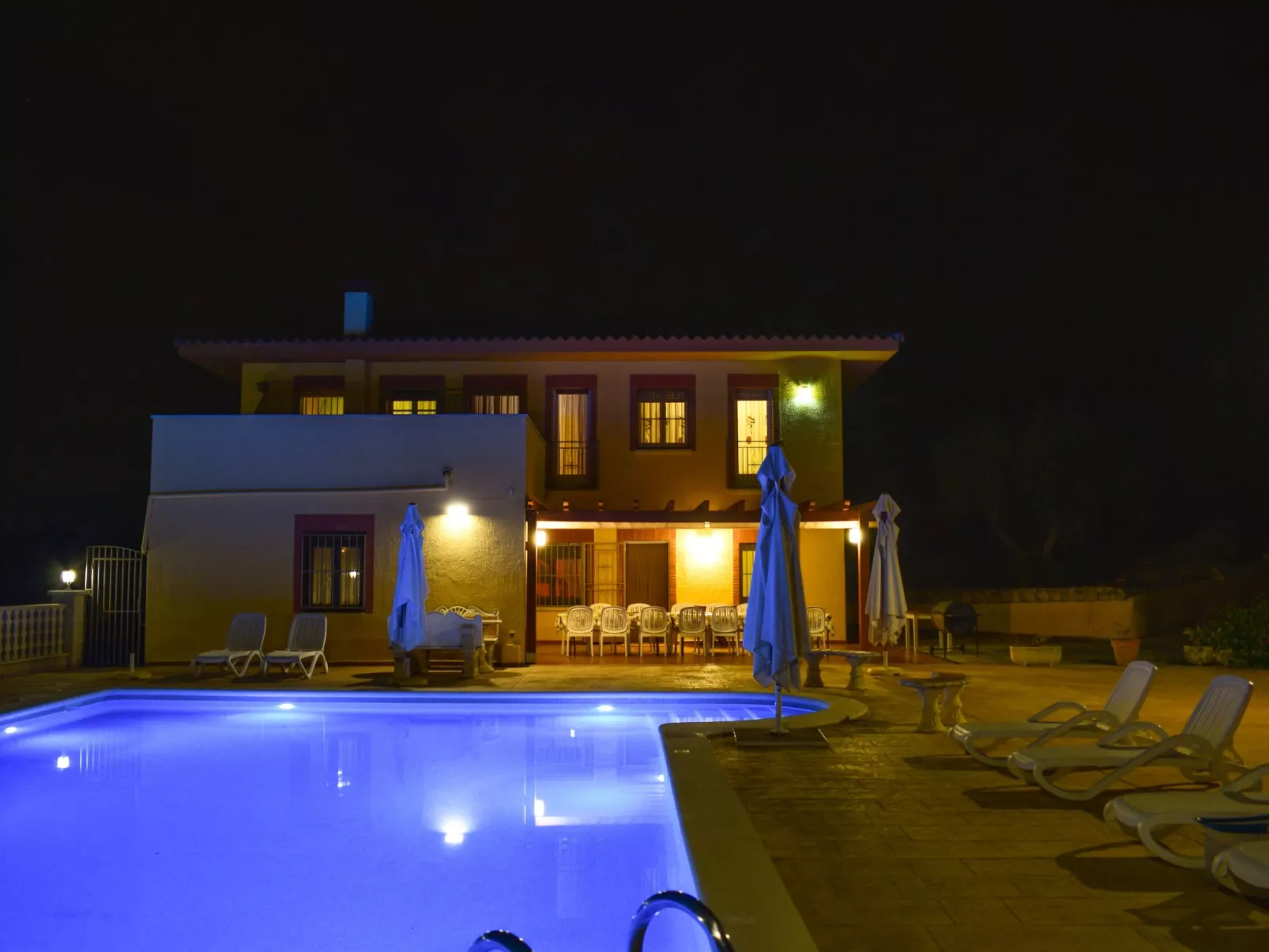 Großes Haus mit Schwimmbad und Barbecue-Buiten