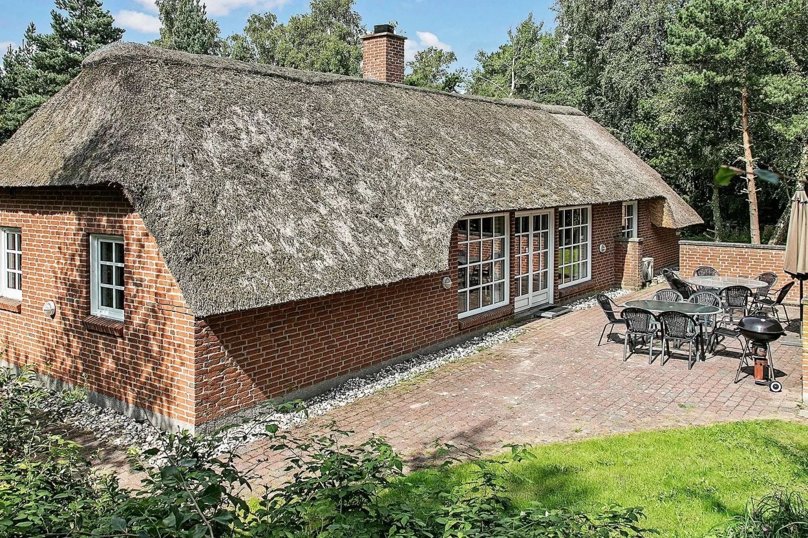 Luxe vakantiehuis in Væggerløse met een bubbelbad-Buitenlucht