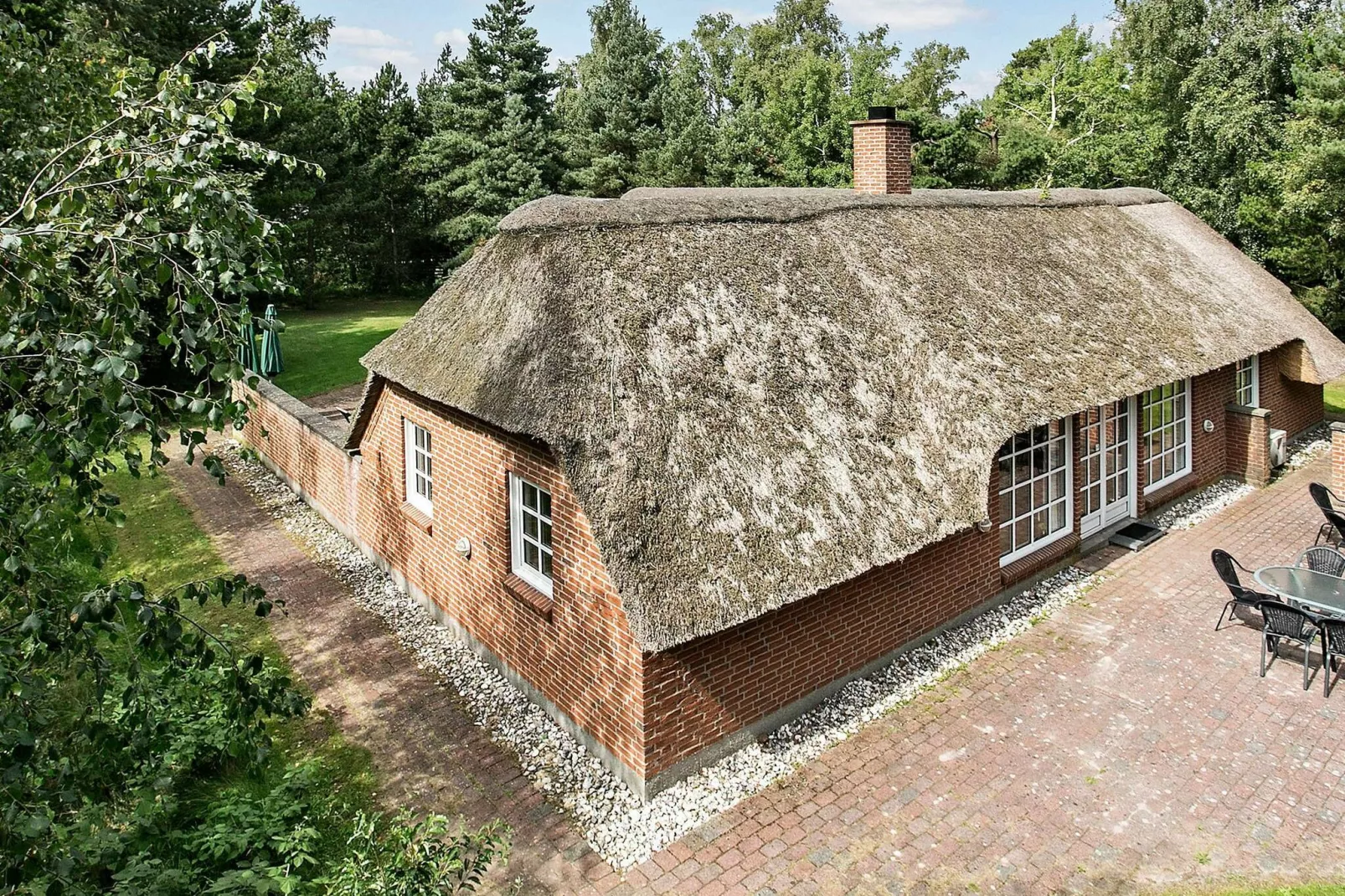 Luxe vakantiehuis in Væggerløse met een bubbelbad-Buitenlucht