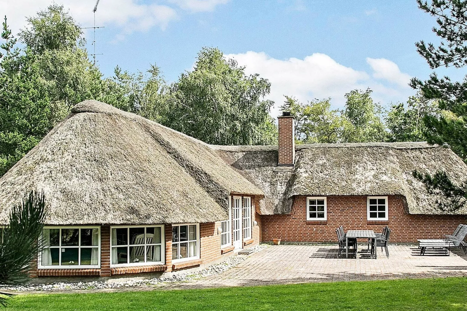 Luxe vakantiehuis in Væggerløse met een bubbelbad-Buitenlucht