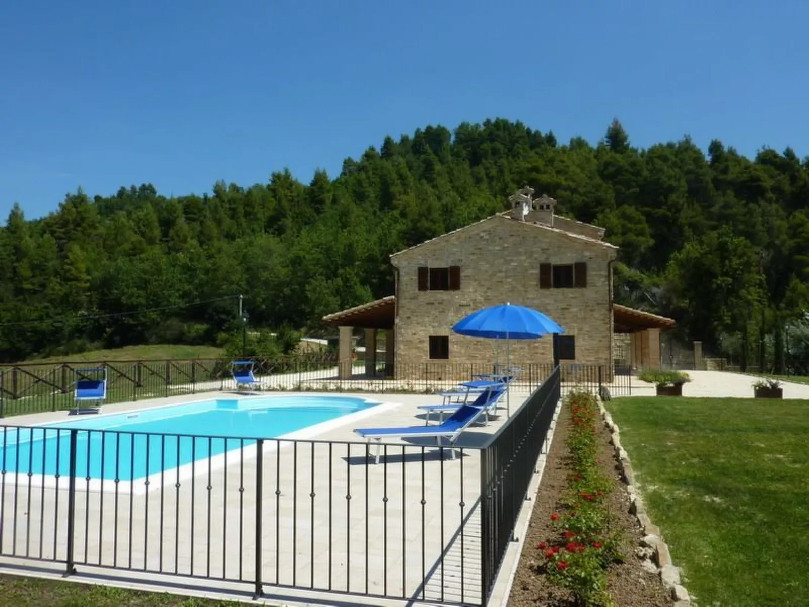 Villa in Le Marche mit atemberaubender Aussicht-Buiten