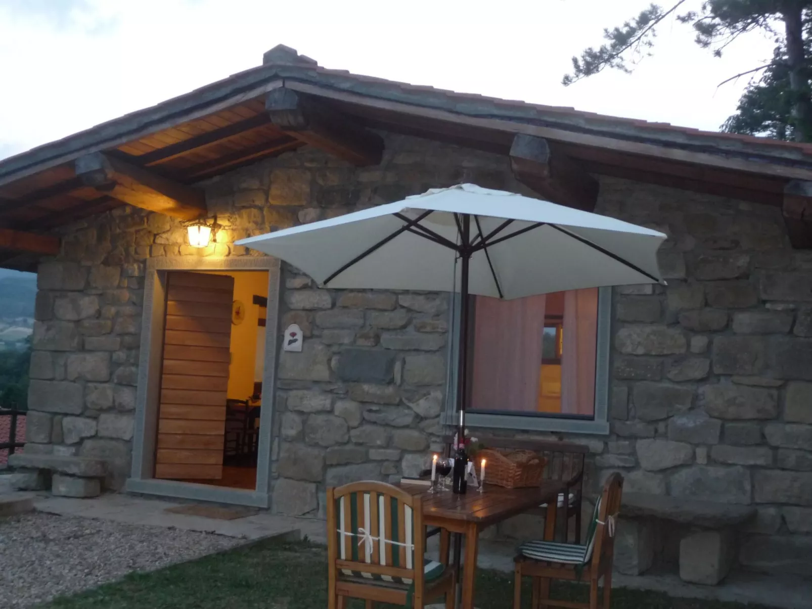 Magnolienhaus mit Pool zwischen Florenz und Arezzo