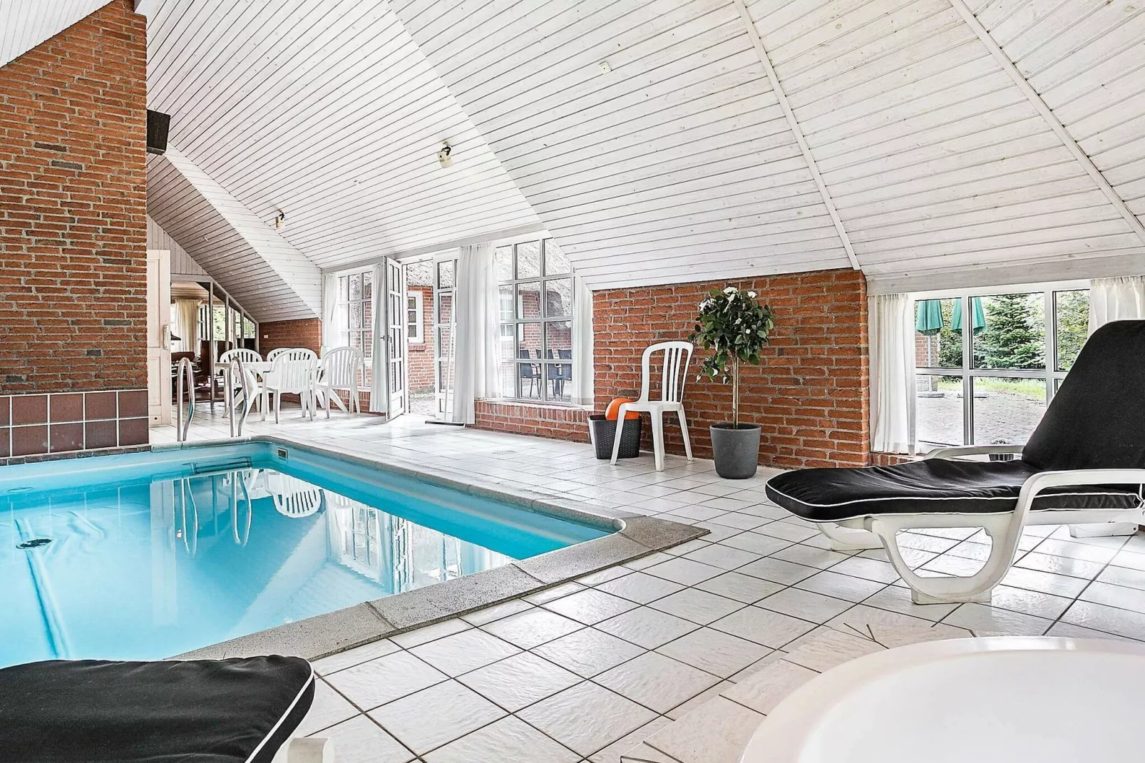 Luxe vakantiehuis in Væggerløse met een bubbelbad-Zwembad