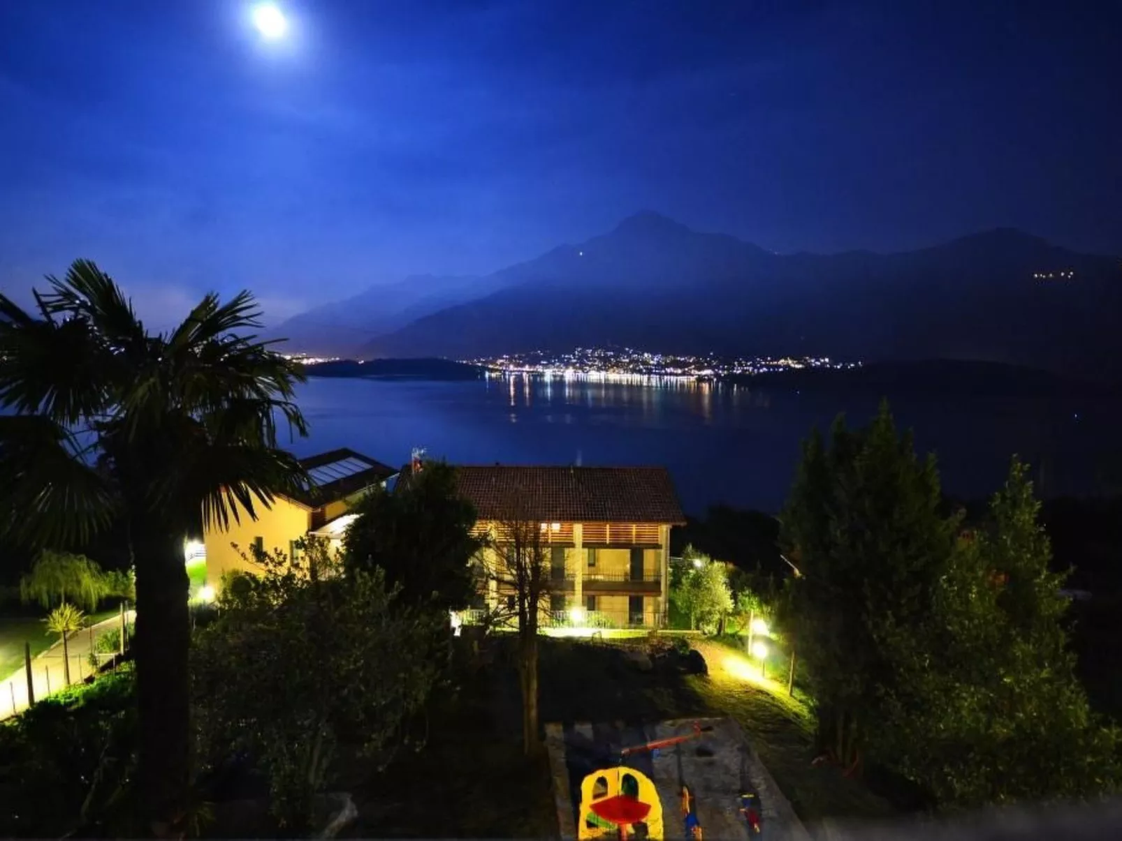 Wohnung mit Schwimmbad und fantastischem Seeblick-Image-tags.info