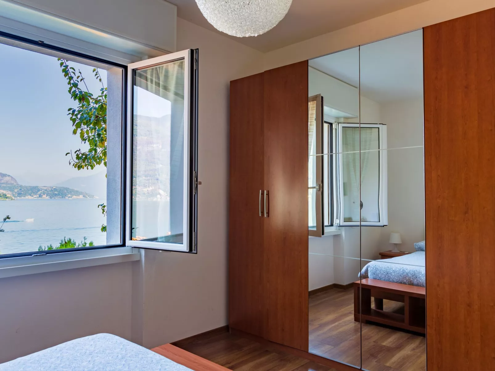 Mit Blick auf den Comer See-Binnen