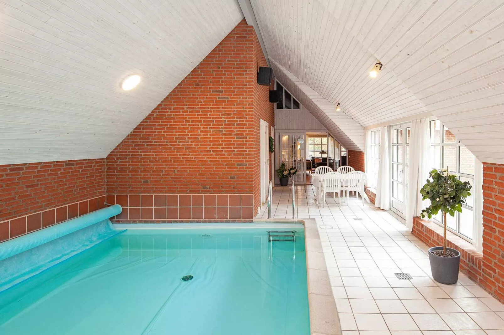 Luxe vakantiehuis in Væggerløse met een bubbelbad-Zwembad