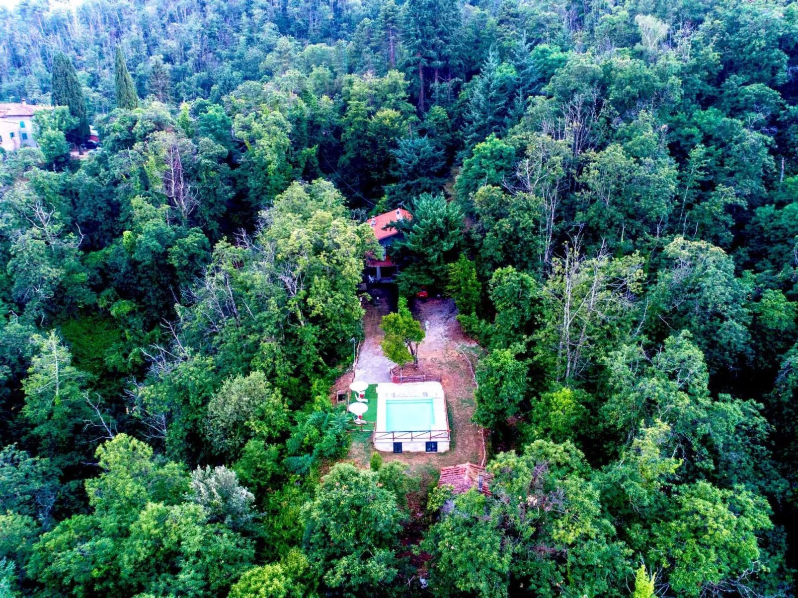 Haus inmitten der Natur mit Schwimmbad-Image-tags.info