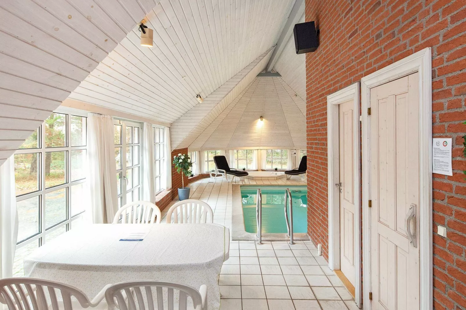 Luxe vakantiehuis in Væggerløse met een bubbelbad-Zwembad