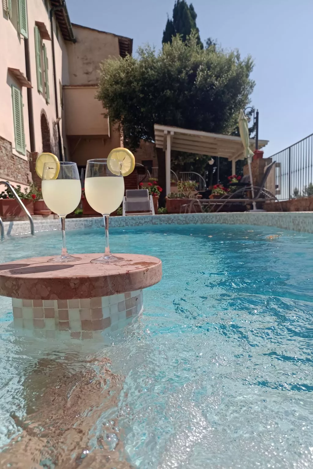 Vier-Zimmer-Wohnung 3 Bäder mit Schwimmbad zur alleinigen Nutzung-Buiten