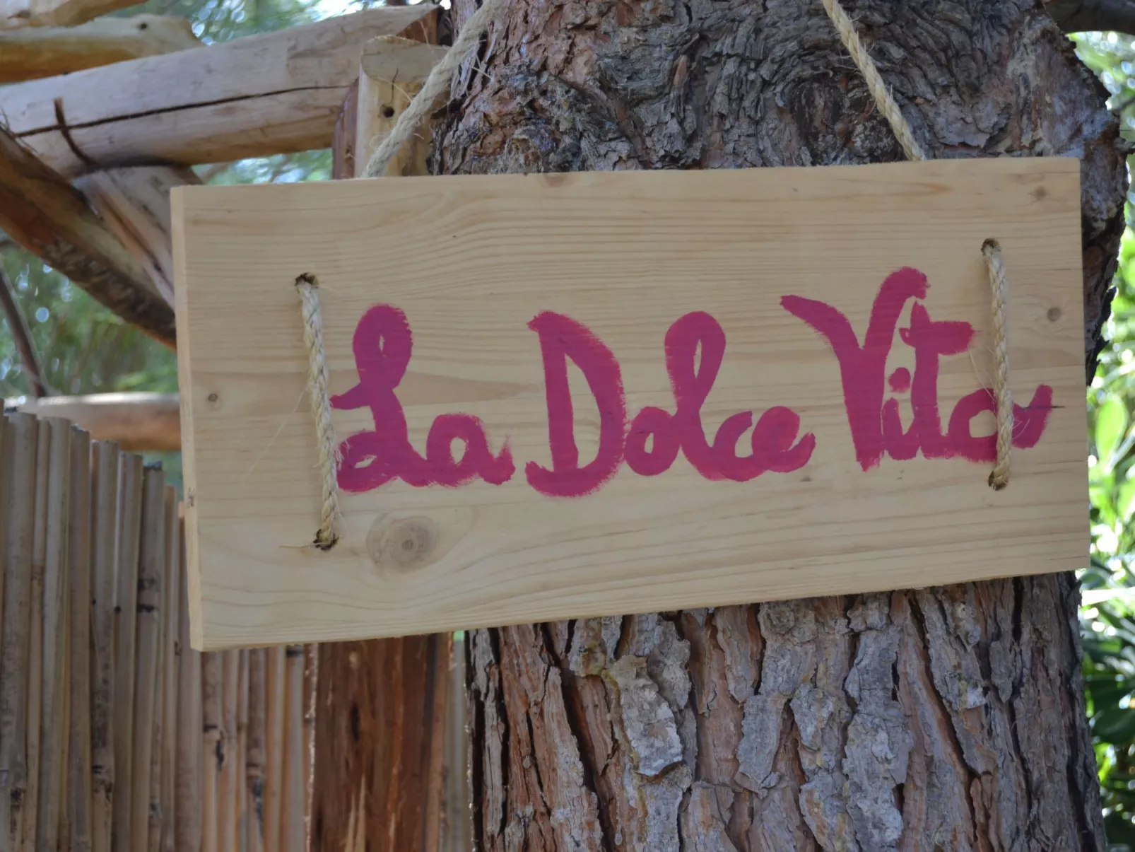 Schönes Ferienhaus mit Whirlpool-Buiten