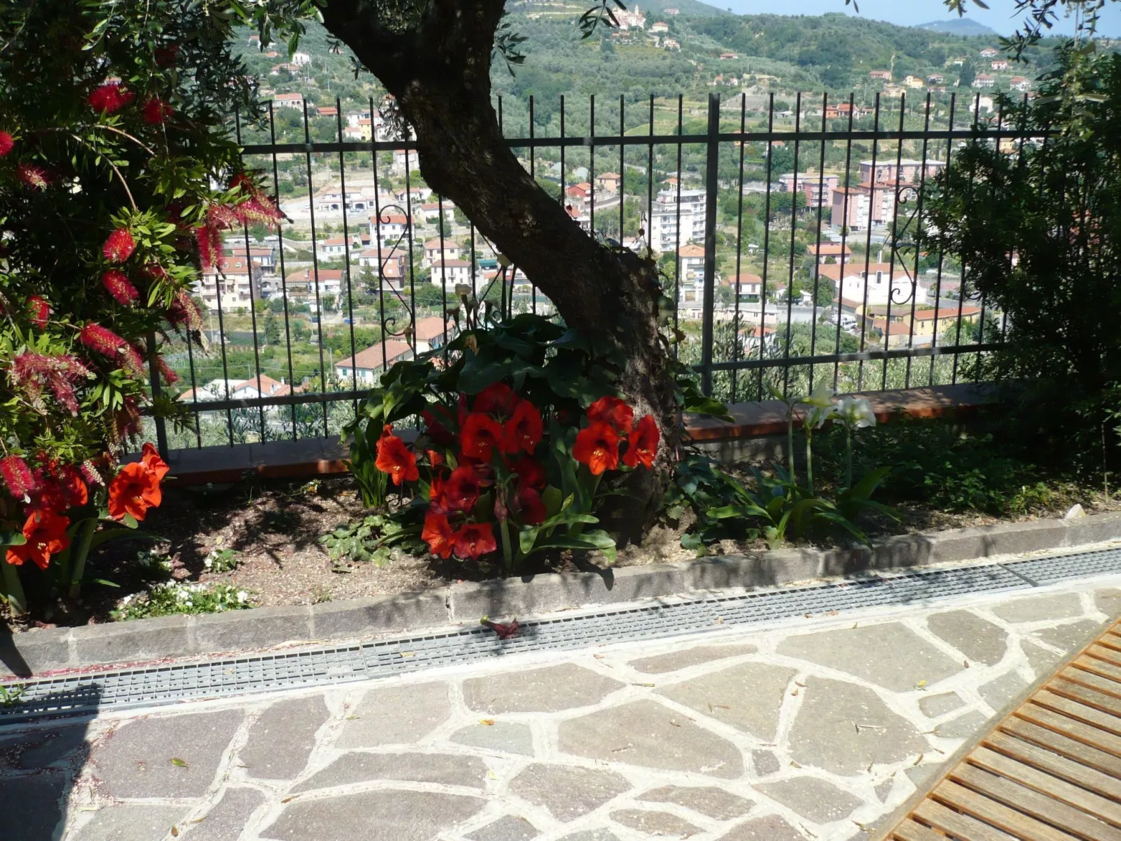 Zwei-Zimmer-Wohnung mit Meer- und Stadtblick-Buiten