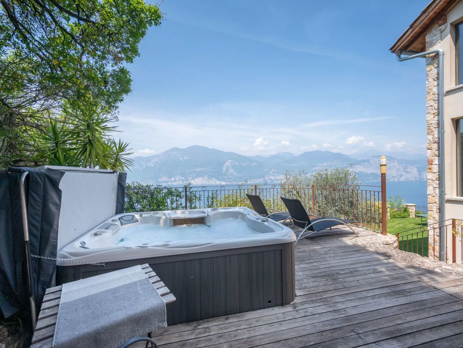 Villa mit schönem Seepanorama und Naturteich-Image-tags.info