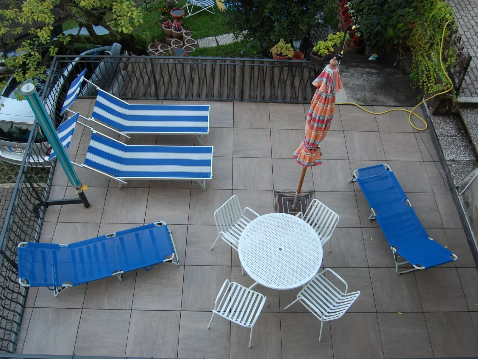 Wohnung Annetta mit Sicht auf See und Berge-Buiten
