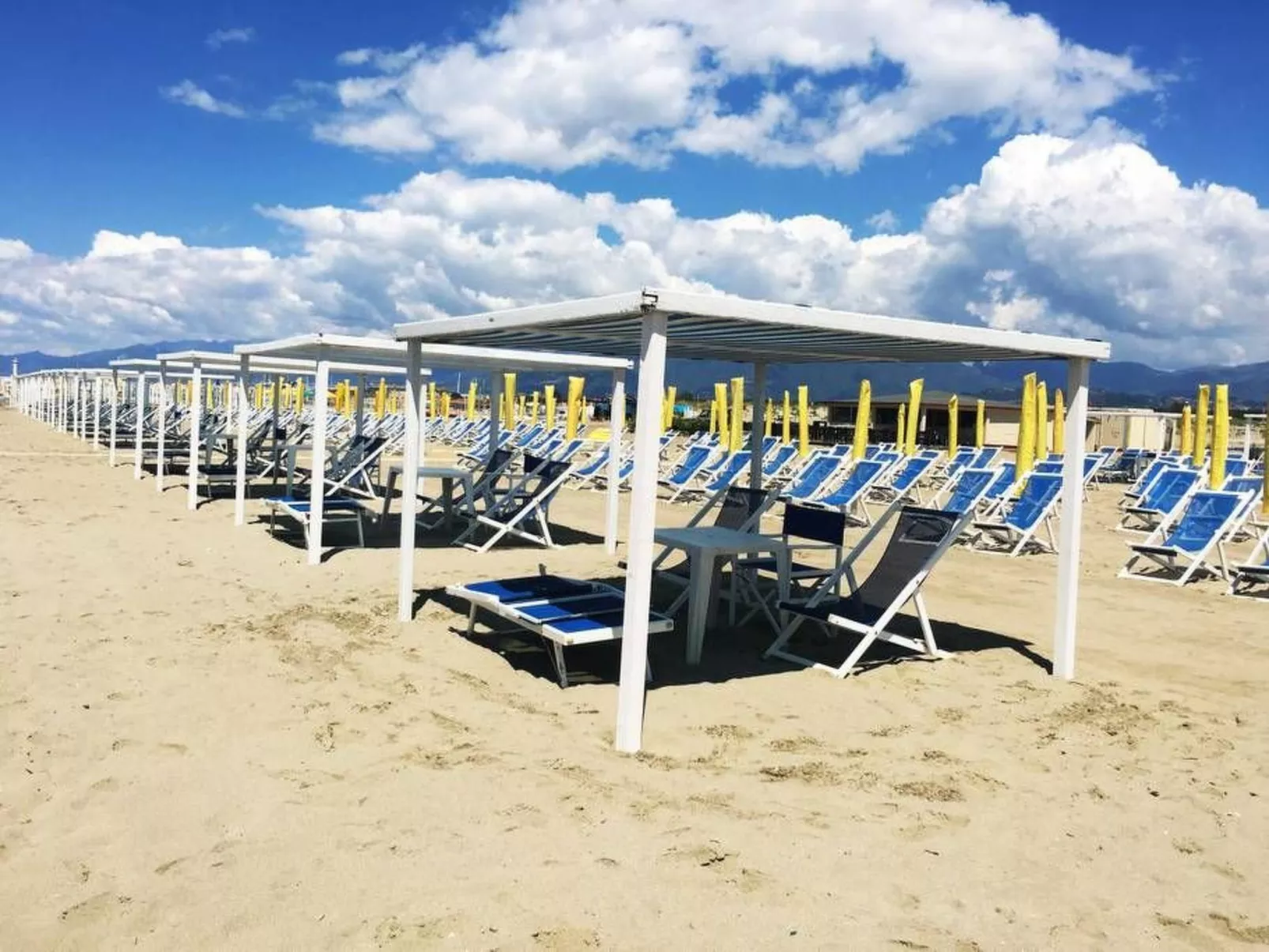 Mobilheim auf einem Campingplatz in der Nähe des Meeres und Pisa-Image-tags.info