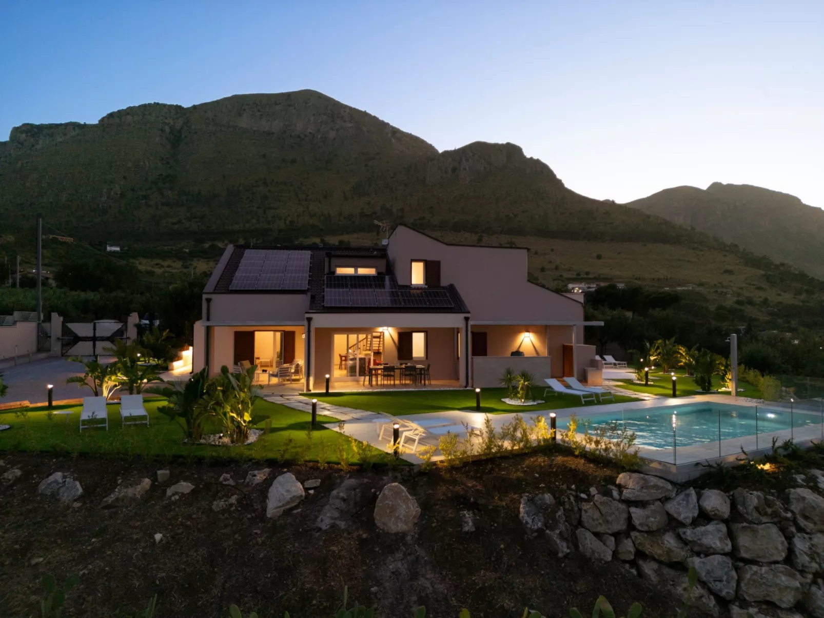 Villa mit Panoramablick auf das Meer, umgeben von der Natur-Buiten