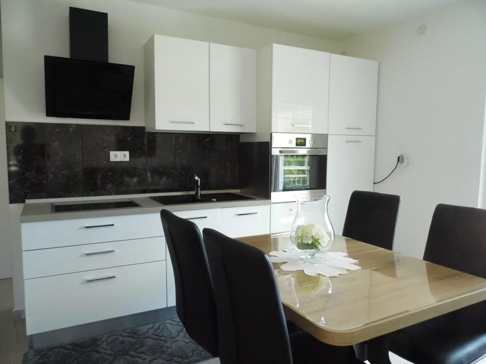 Ausgezeichnete neue und moderne Wohnung-Binnen