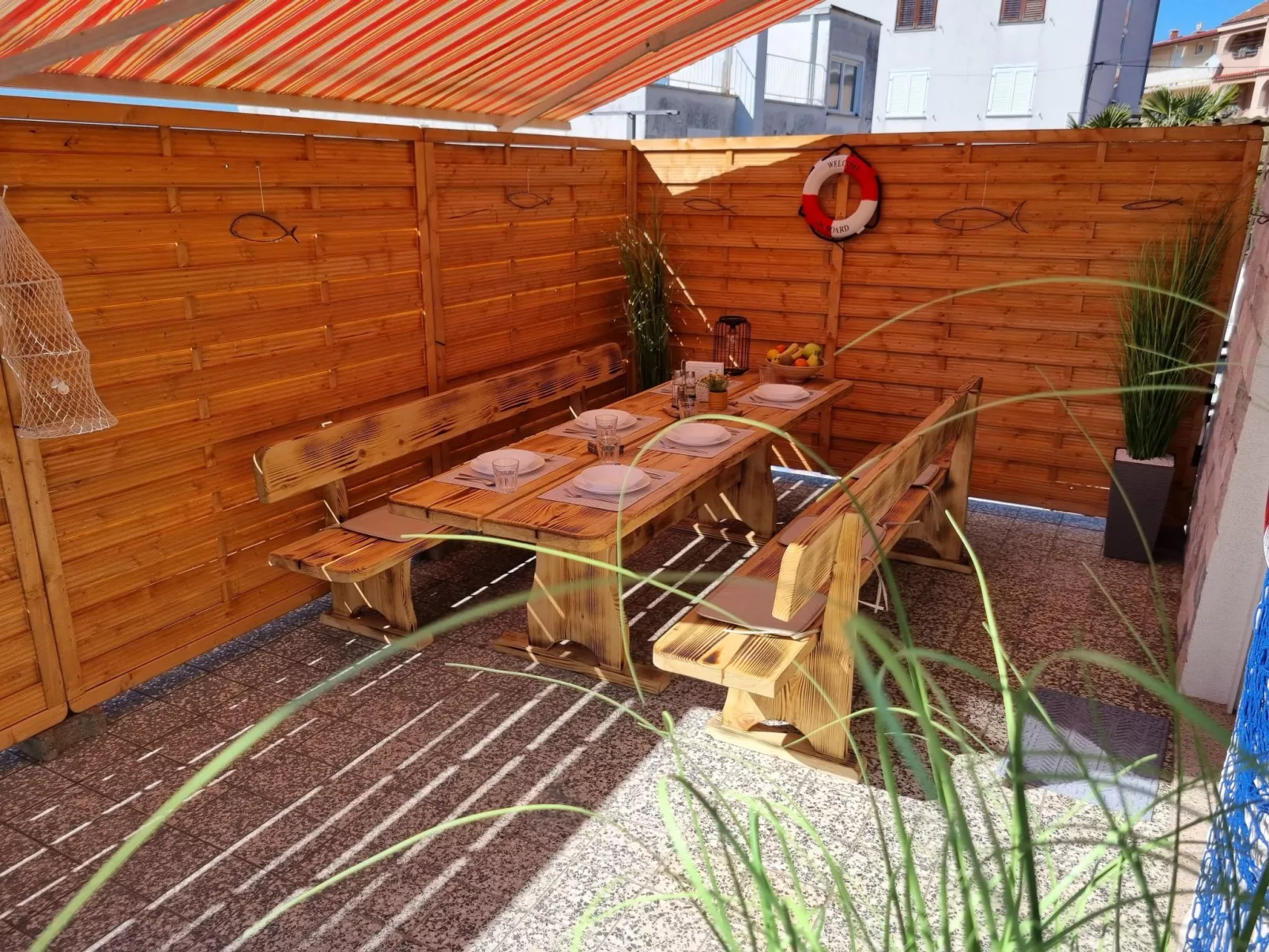 Wohnung mit Terrasse und Grill in Strandnähe-Buiten