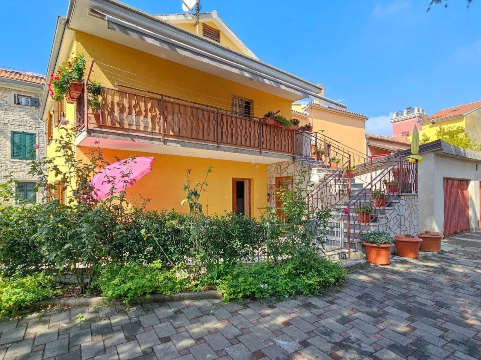 Wohnung in der Altstadt mit Terrasse und Parkplatz - Buiten