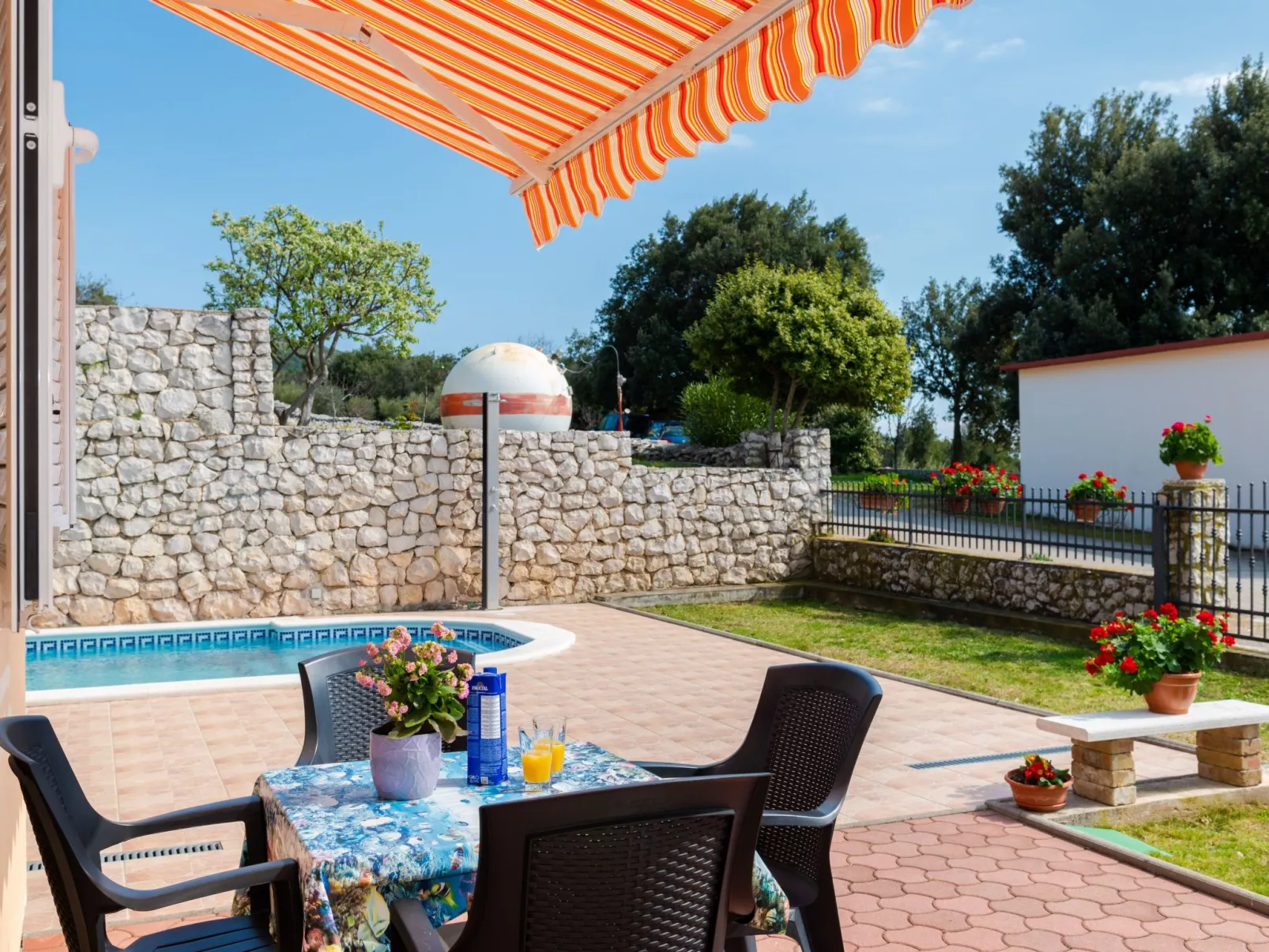 Am Südhang gelegen mit Meerblick-Buiten