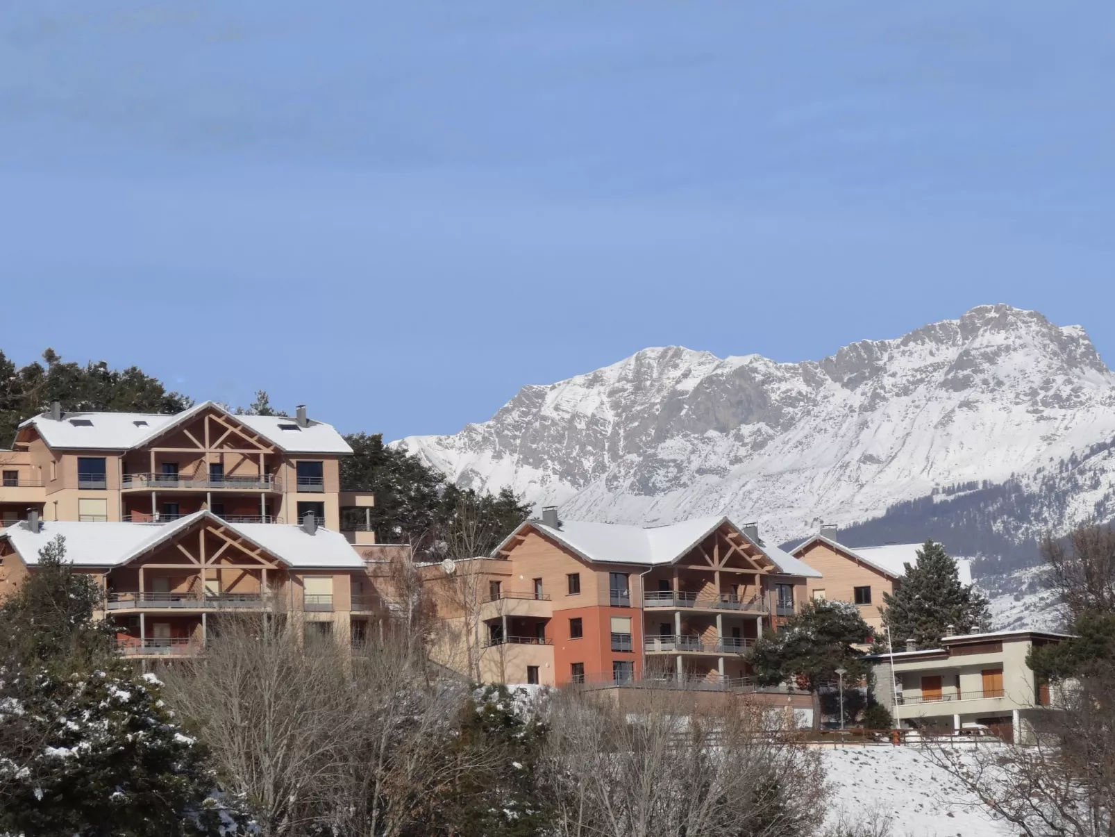 Gemütliches Chalet am Ufer des Sees von Serre-Ponçon-Buiten