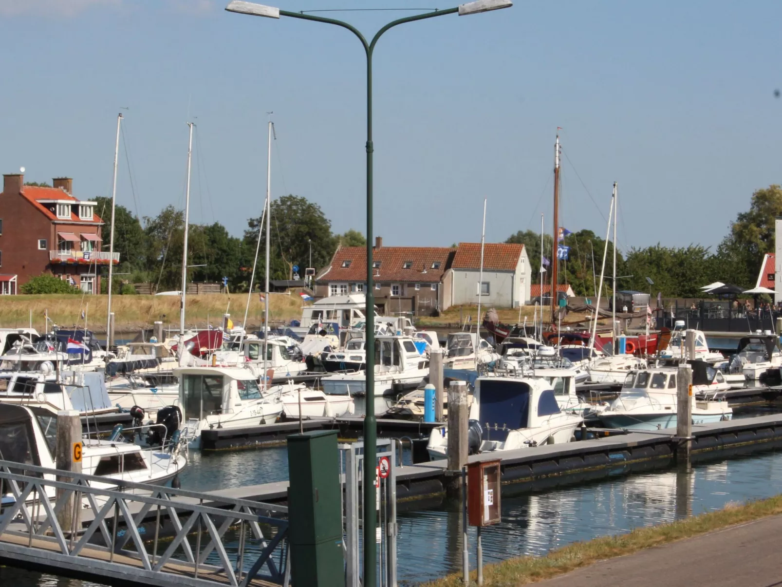 "Buurtweg221" mit Schwimmbad-Buiten