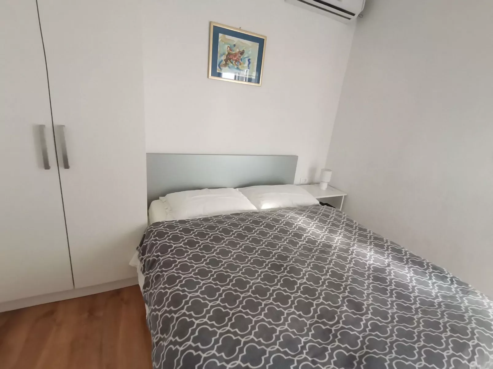 Weiße Idylle auf dem blauen Meer-Binnen