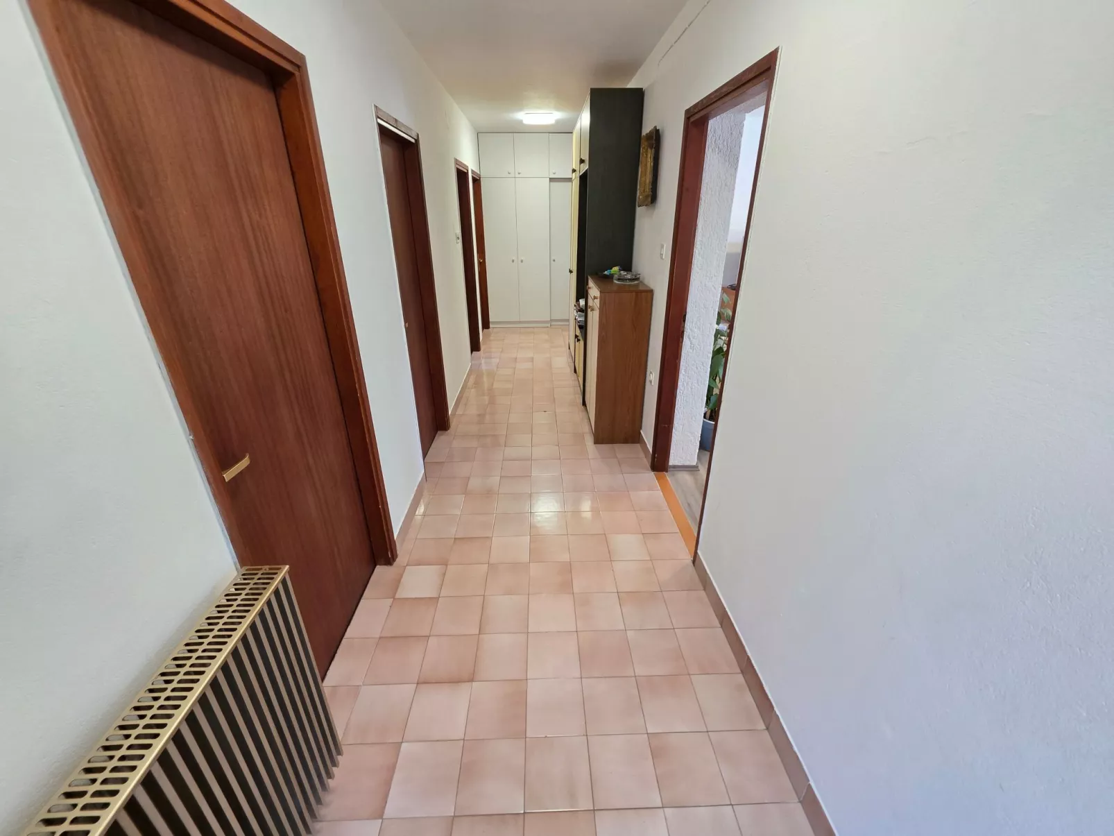 Wohnung im Erdgeschoss mit Terrasse und Grill-Binnen