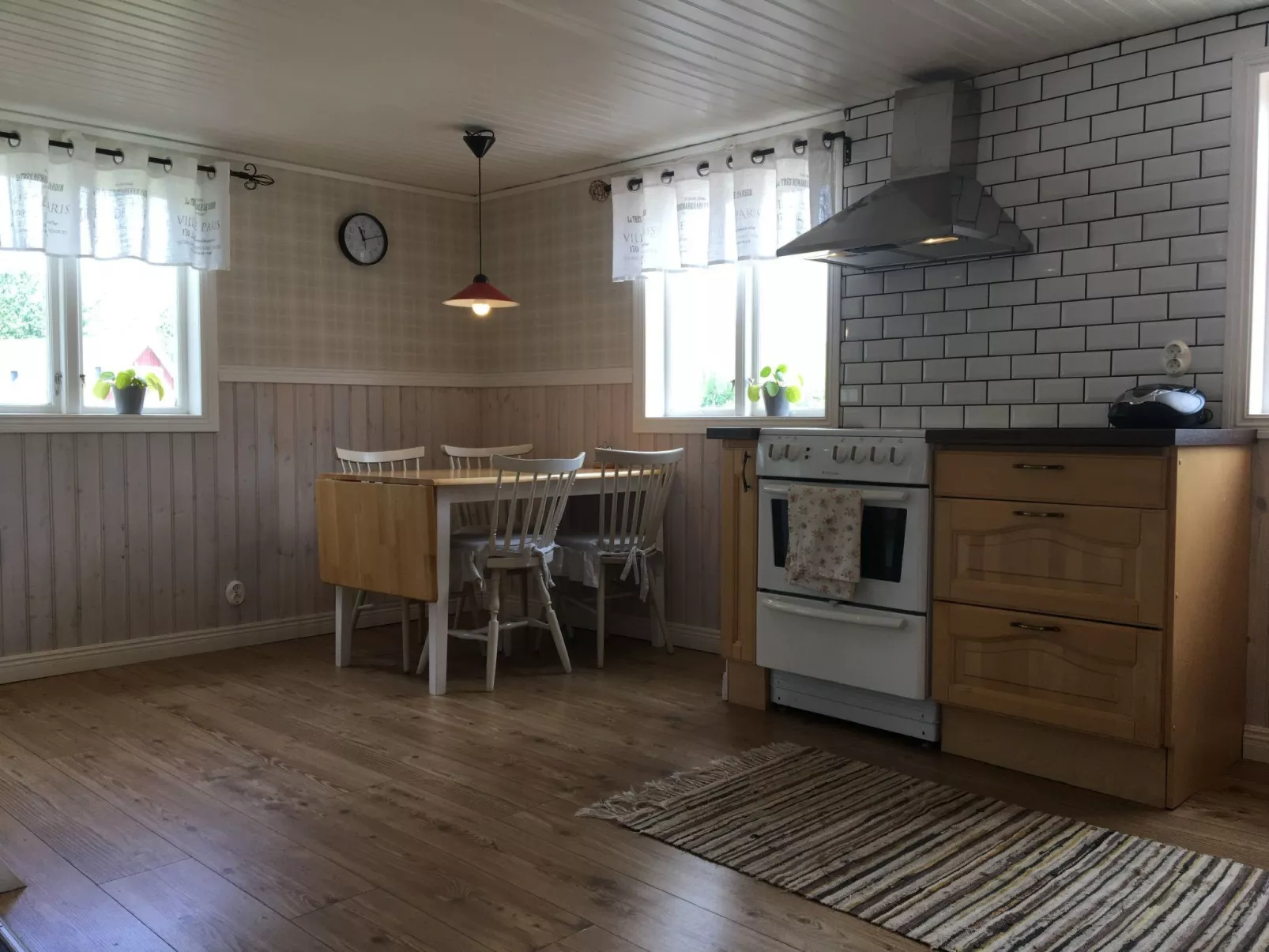 Charmantes Holzhaus mit eigenem Ruderboot-Buiten