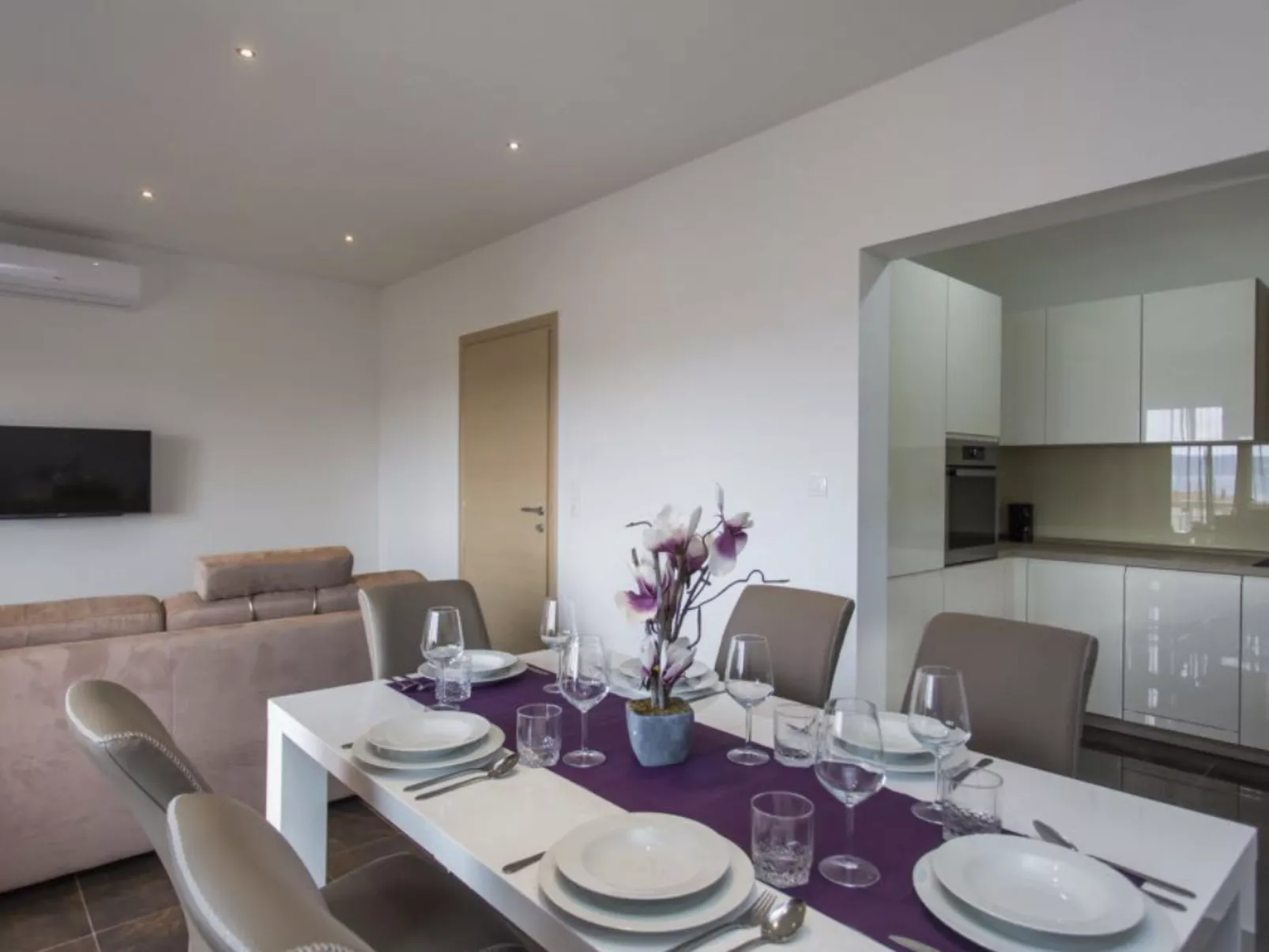 Moderne Meerblick ap.1 mit Pool und Terrasse bbq in der Nähe von Split Trogir-Binnen