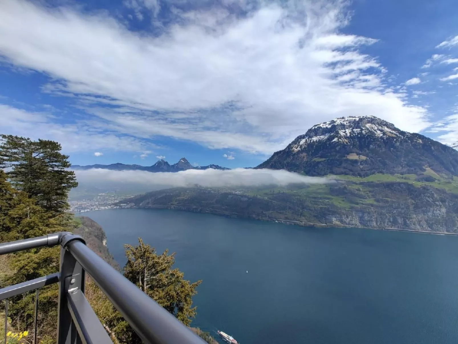 Villa Seelisberg mit Jacuzzi und Panoramablick-Buiten