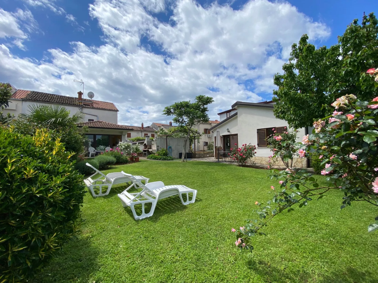 Freistehender Bungalow Perla mit Garten und Grill-Buiten