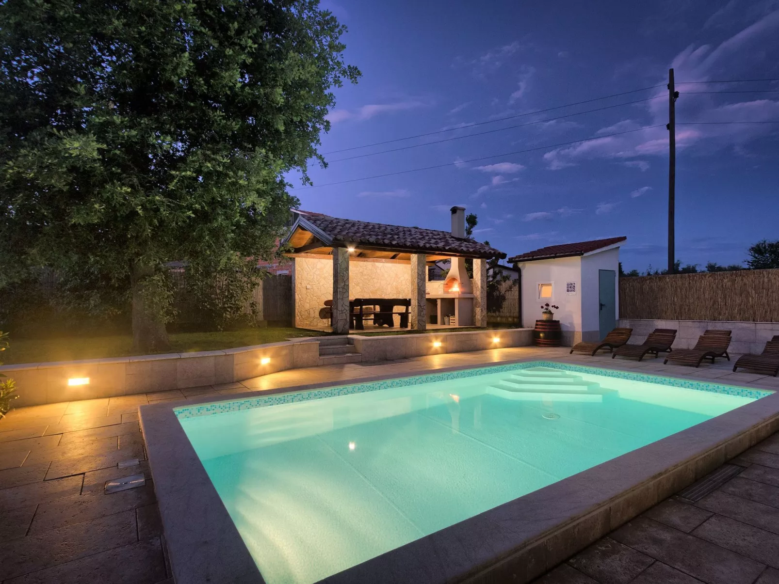 Haus Daniela mit überdachter Terrasse und Pool-Buiten