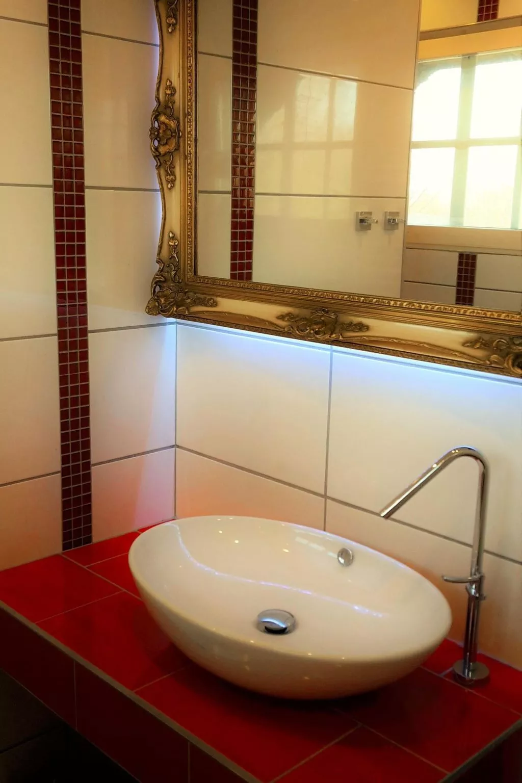 Idyllisches Reetdachhaus mit großem Garten-Image-tags.info