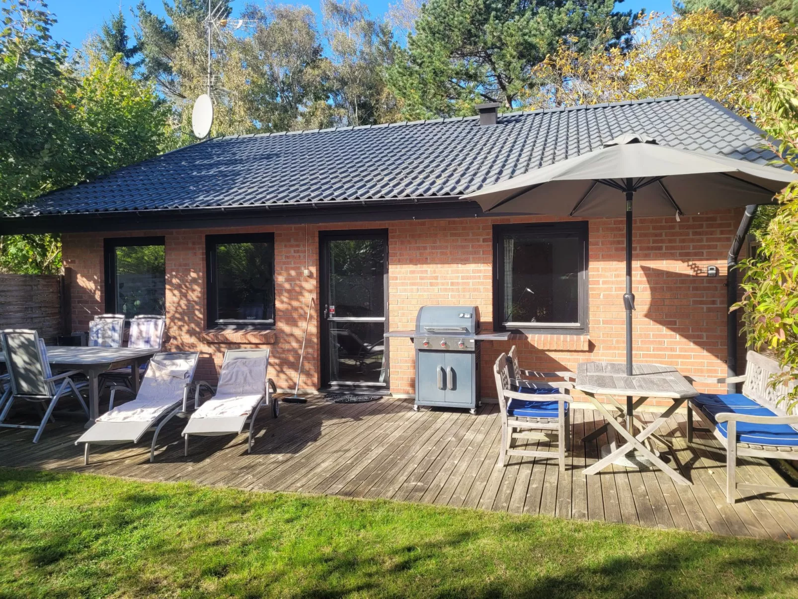 Mit Garten, Grill und Terrasse-Buiten