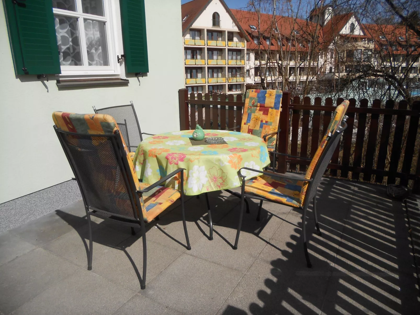 Mit Gemeinschaftspool und Terrasse-Buiten