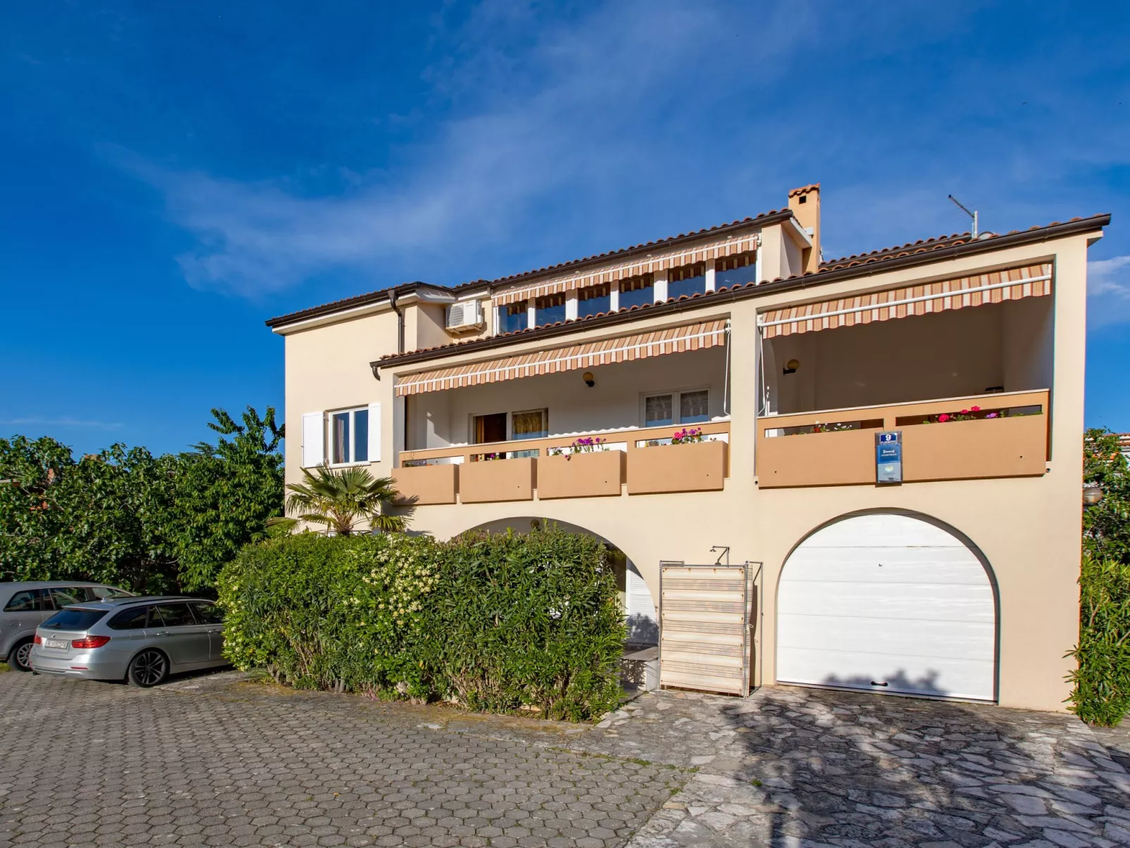 Schöne Wohnung "Apartman Mira 2"-Buiten