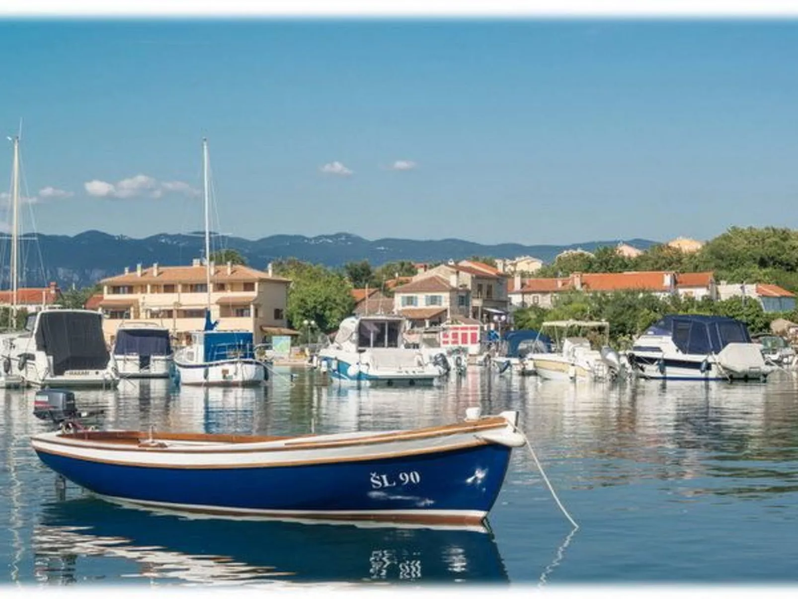 Große Wohnung in Klimno mit Möbliertem Balkon-Buiten