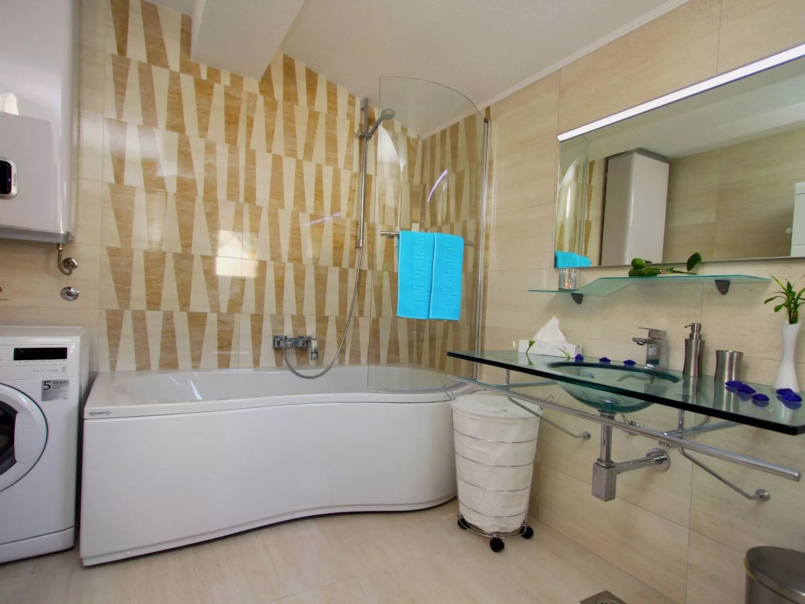 In Bol mit privatem Parkplatz-Binnen