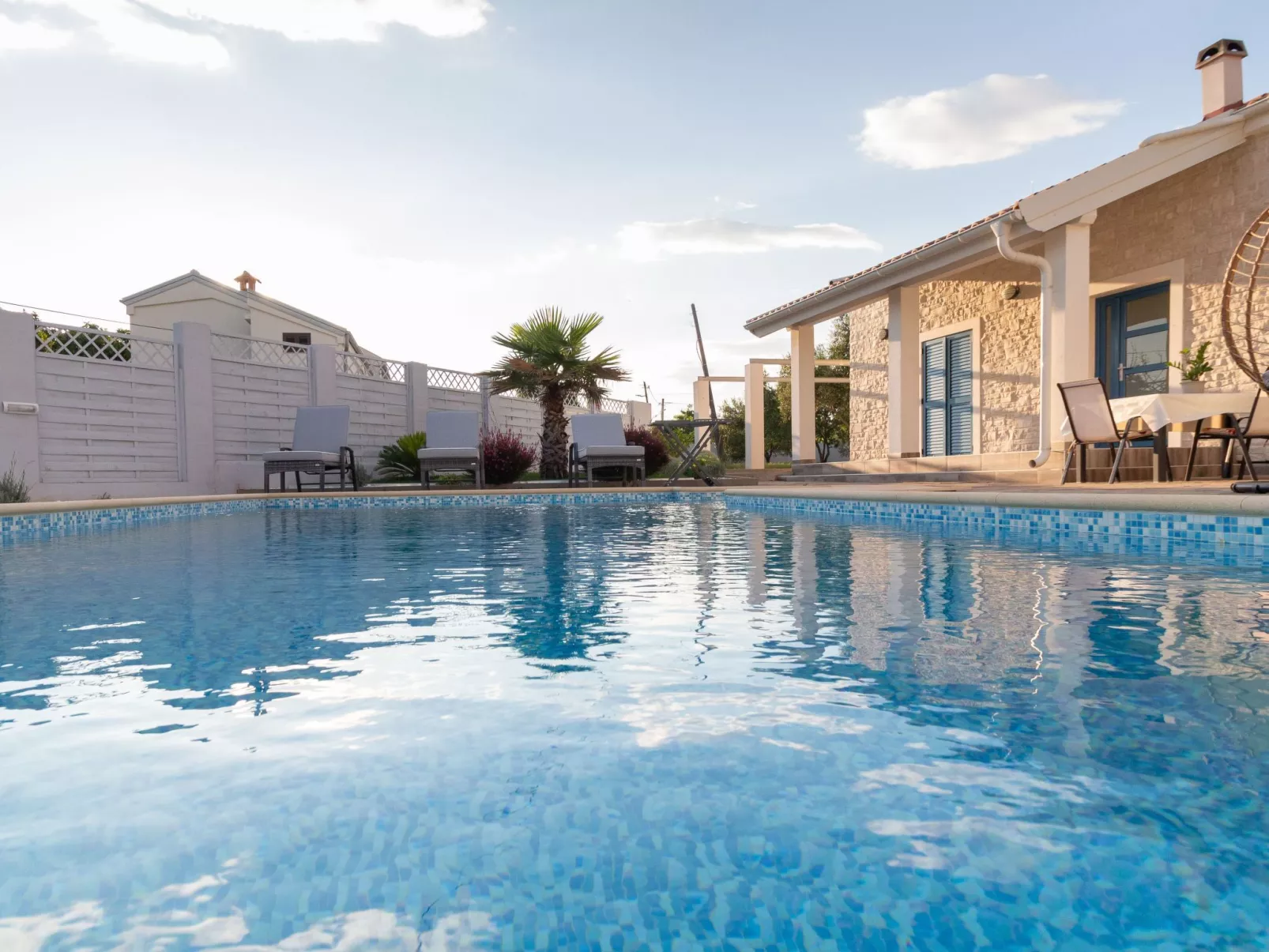 Villa mit Garten, Grill und Terrasse-Buiten